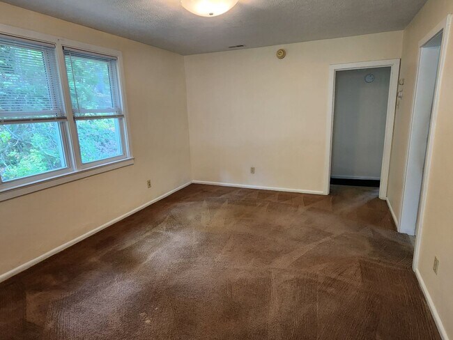 Building Photo - 387 Riverview Ave