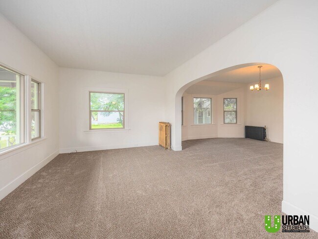 Foto del edificio - Spacious 4-Bedroom Home with 2-Car Garage, Basement Storage & Flexible Living Space in North Spokane