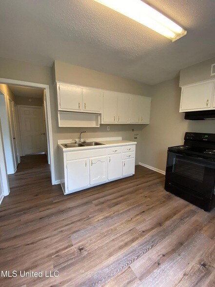 Foto del edificio - 8230 Cedarbrook Dr