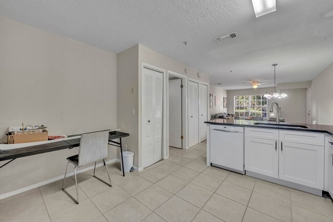 Foto del edificio - UCF Condo Utilities included
