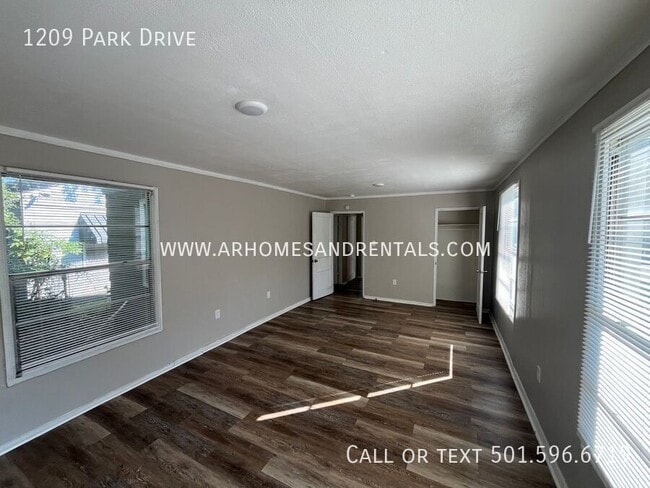 Building Photo - 1209 Park Dr