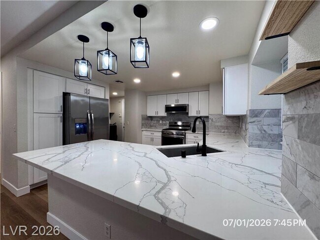 Foto del edificio - Beautiful Desert Shores Home with Remodeled Kitchen & Fireplace