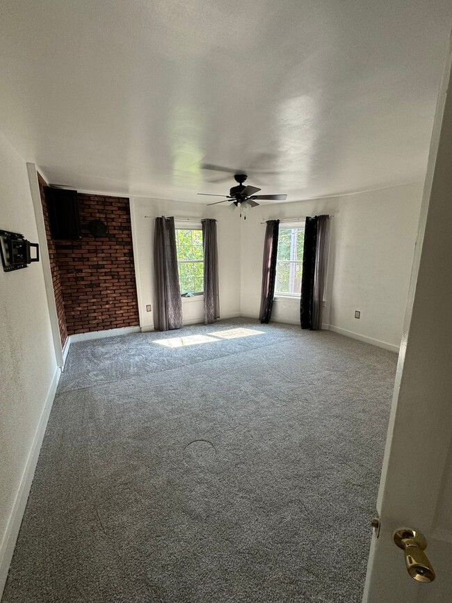 Building Photo - 2 Bedroom - 1 Bath Apartment - Carlisle PA