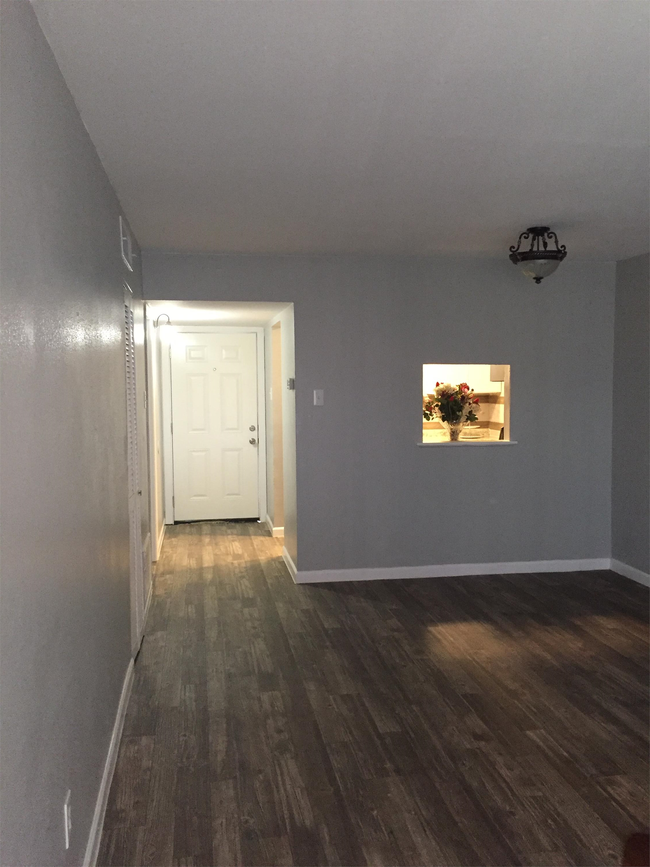 Building Photo - 9511 Contessa Dr