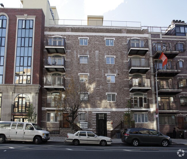 Building Photo - 804 Bedford Ave