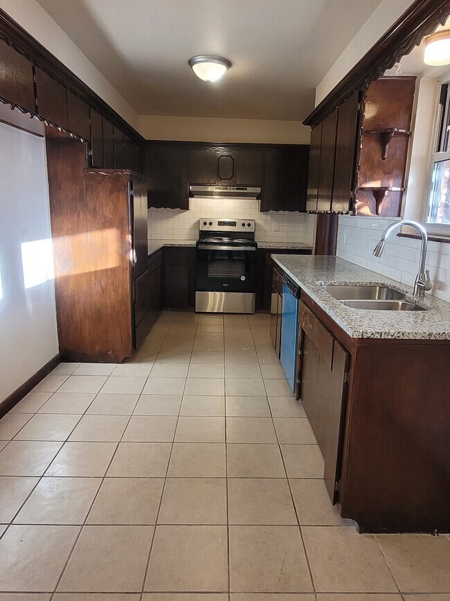Building Photo - 4805 Del Crest Dr