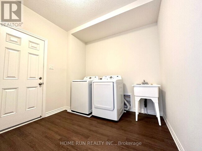 Photo du bâtiment - 1682 Maple Grove Rd