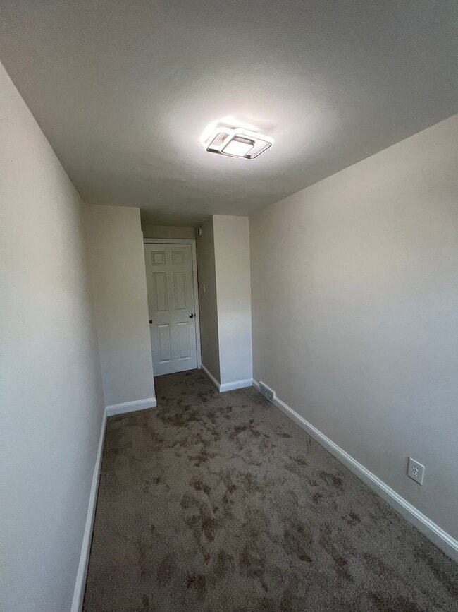 Building Photo - Charming 3-bedroom, 1-bathroom home locate...