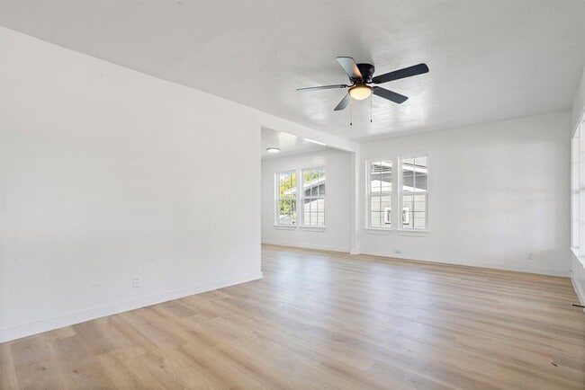 Building Photo - 214 Nassau Dr