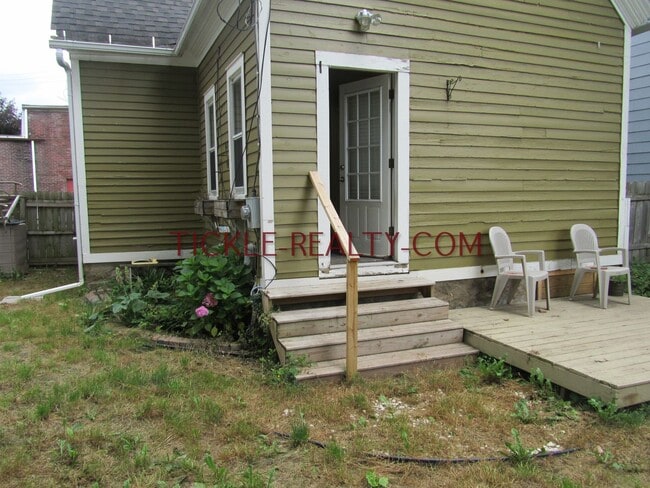 Building Photo - 2 Bedroom House with Walk In Closet / Offi...