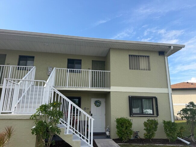 Foto del edificio - "Charming 2-Bed, 2-Bath Condo Retreat in Punta Gorda's Prime Location - 950 Sq Ft of Comfort!"