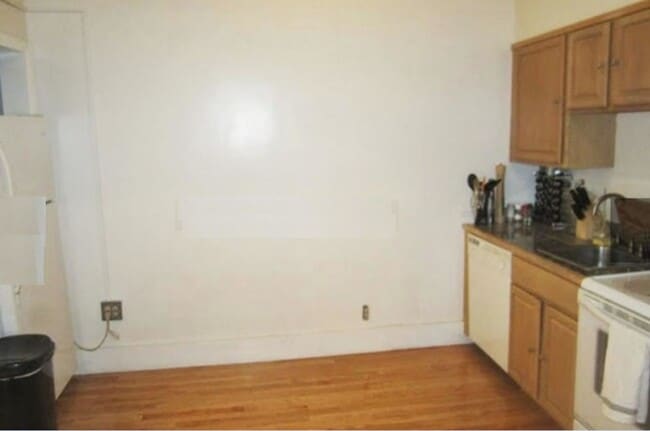 Building Photo - No Brokers Fee, Kenmore Sq. Location. Walk to BU Campus, Steps from the T. Laundry,