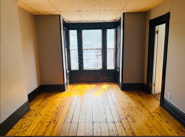 Building Photo - 3275 6th Ave