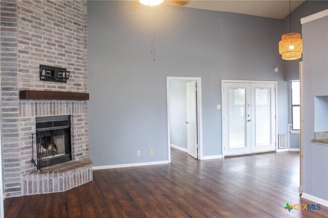 Foto del edificio - 4916 Glass Mountain Dr