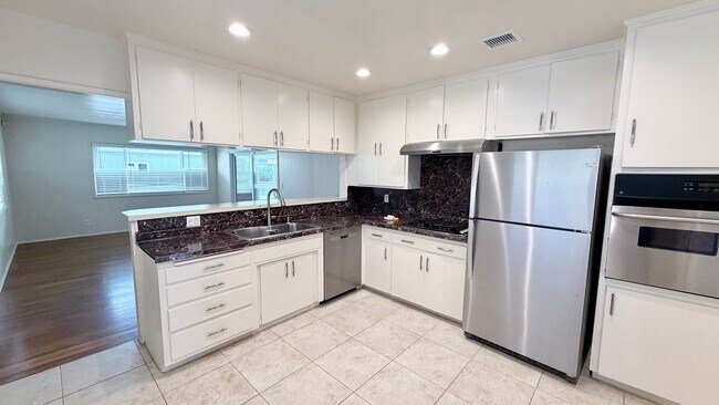 Foto del edificio - Spacious 3 Bed 2 Bath Home in Sunset Cliffs with Detached Garage & Private Backyard