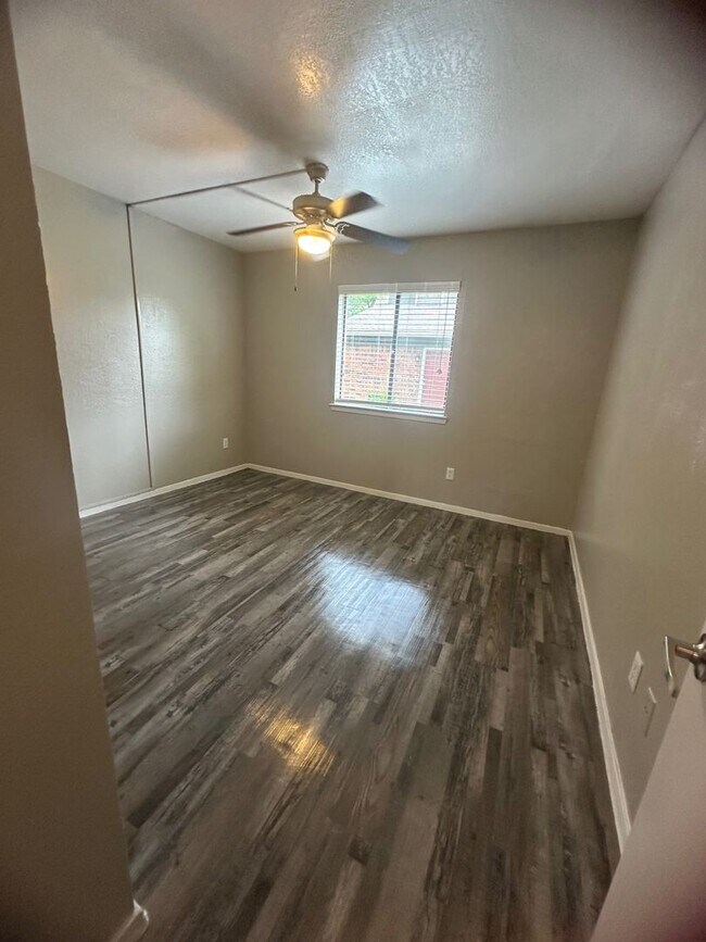 Building Photo - 1719 Park Vista Dr