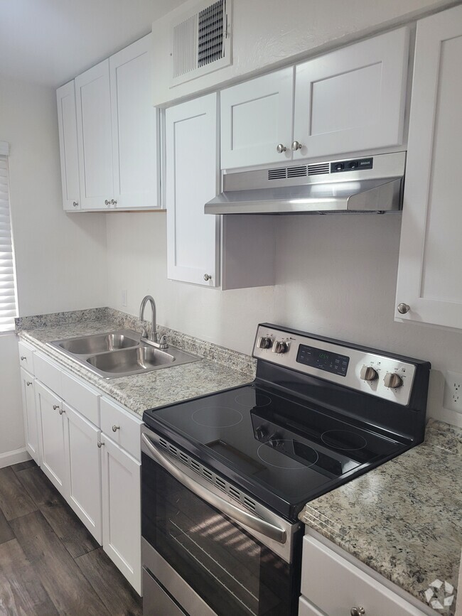 Kitchen - Ironwood Apartments