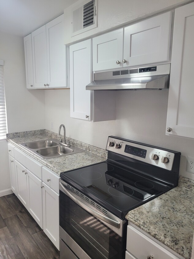 Kitchen - Ironwood Apartments