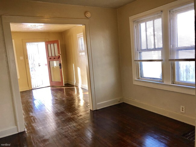 Building Photo - 1 br, 1 bath Duplex - 943 N Drexel Ave