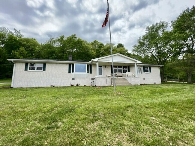 Building Photo - 4 Bed, 3 bath Countryside Retreat on 140 A...