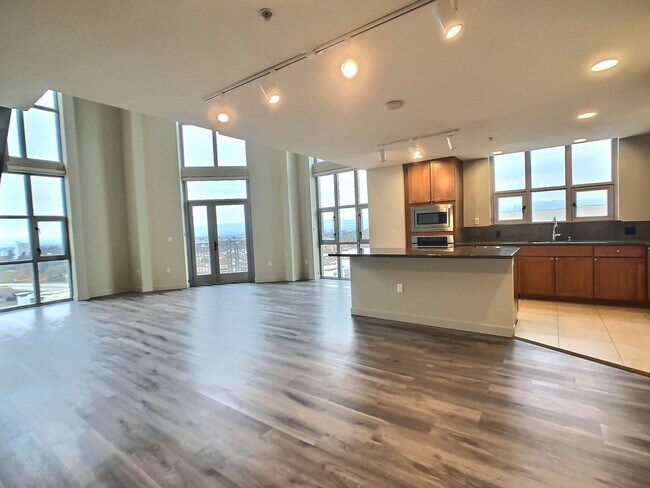 Building Photo - Fantastic 2 Bed/2Bath Penthouse with Panor...