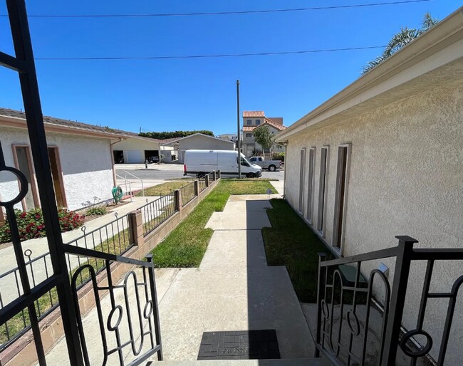 Building Photo - 3 Bedroom 2 Bath- House