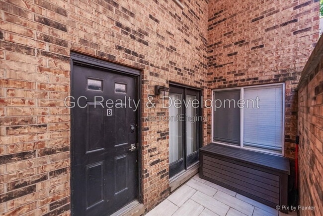 Building Photo - 832 W Barry Ave