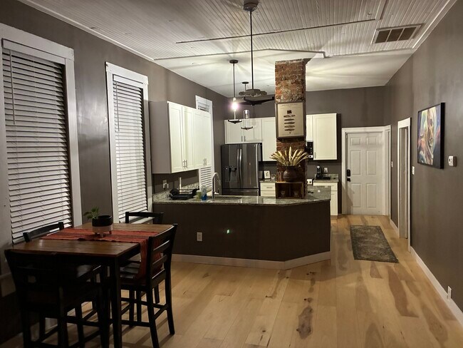 Building Photo - 1512 E 18th Ave