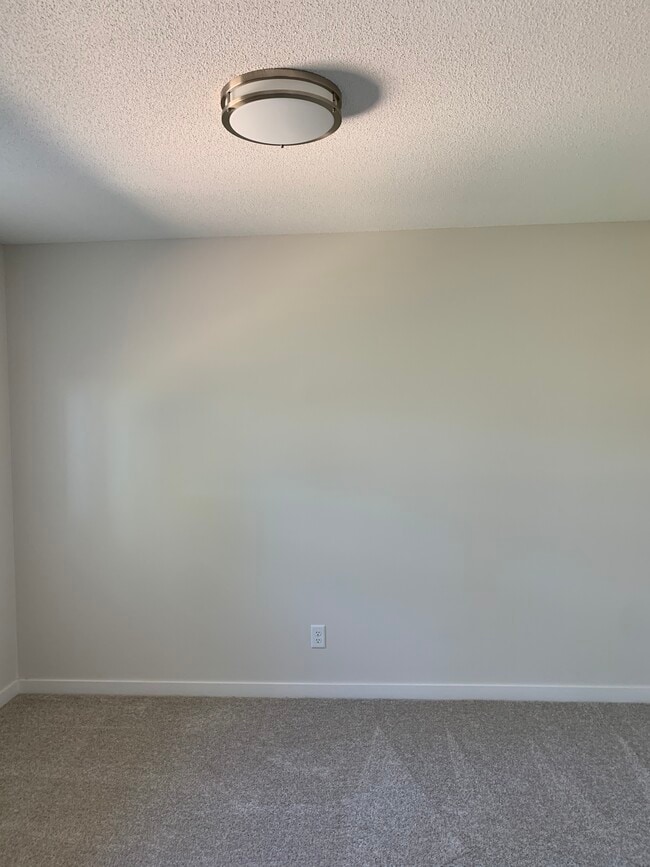 Building Photo - 928 Bartelmy Ln N
