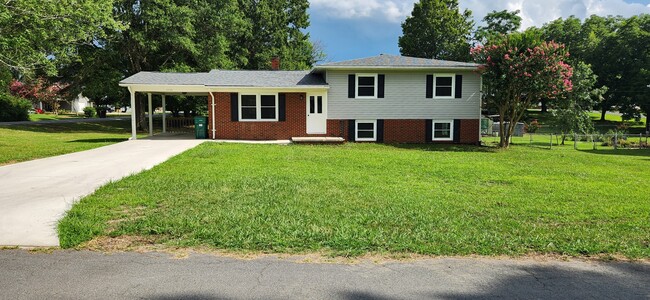 Building Photo - 2006 Monza Dr