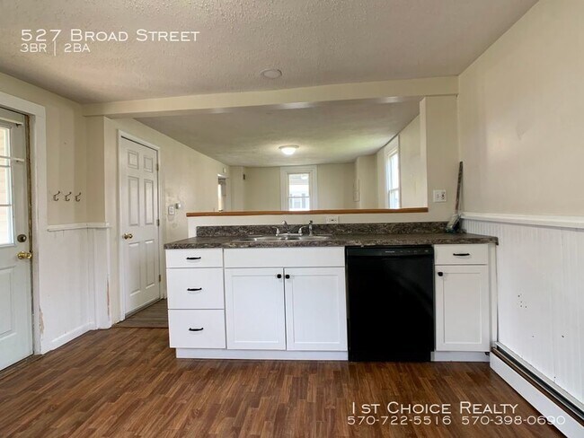 Building Photo - 3 bedroom 1 1/2 bath home with a large yard