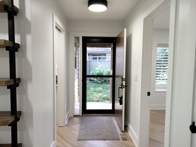 Foto del edificio - 656 Golf Ln