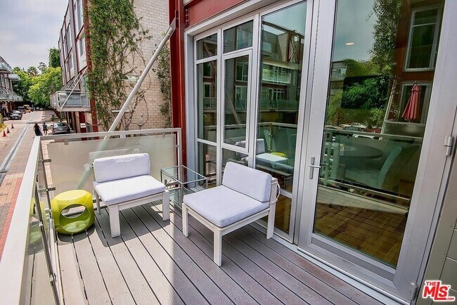Foto del edificio - 3450 Cahuenga Blvd