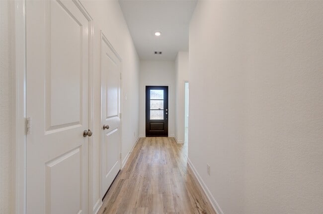 Building Photo - 3330 Meadknoll Ln