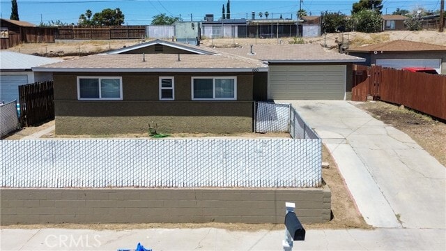 Foto principal - 660 Elm Dr