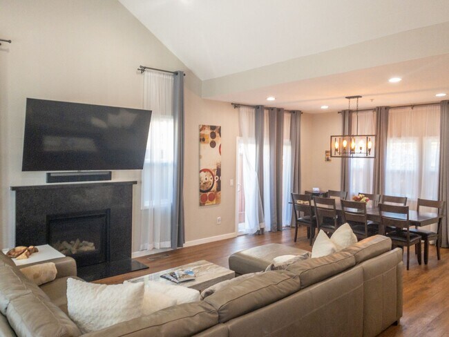 Building Photo - 3BR/2.5BA Spacious Mill Valley Home! Two C...