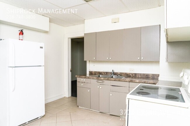 Foto del edificio - 3735 Grand Ave