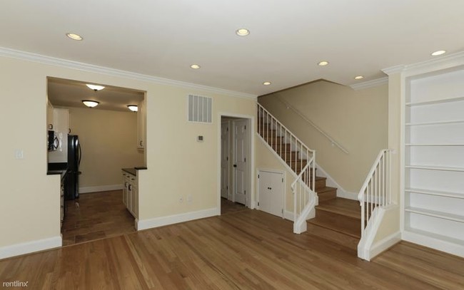 Building Photo - 3209 Sutton Pl NW