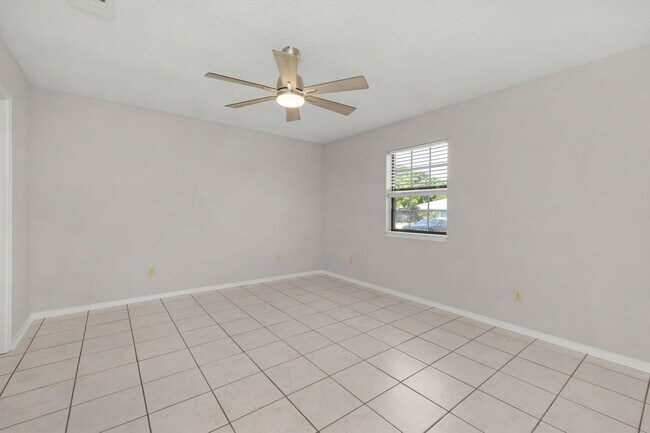 Foto del edificio - Freshly Updated Gulf Breeze Gem with New Appliances!