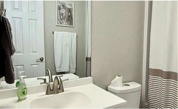 Foto del edificio - 2Bed / 1 Bath Upper unit w/Fireplace + W/D, water & trash included