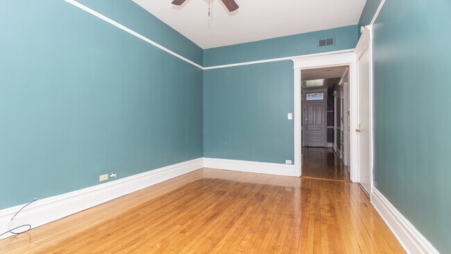 Living Room - 1028 N Marshfield Ave