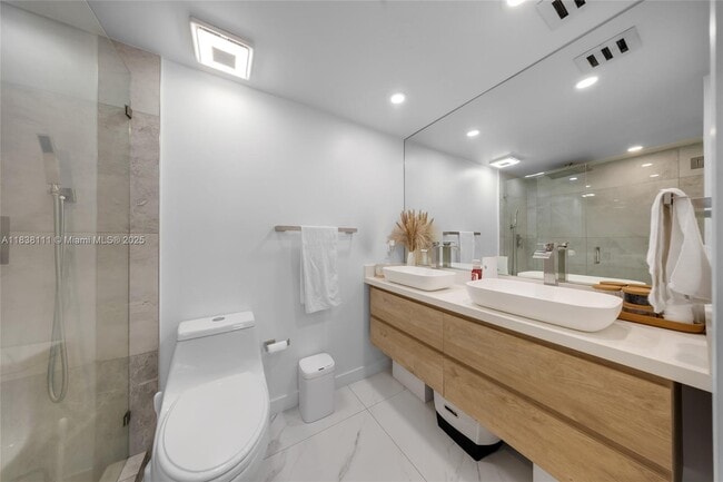 Building Photo - 7601 E Treasure Dr