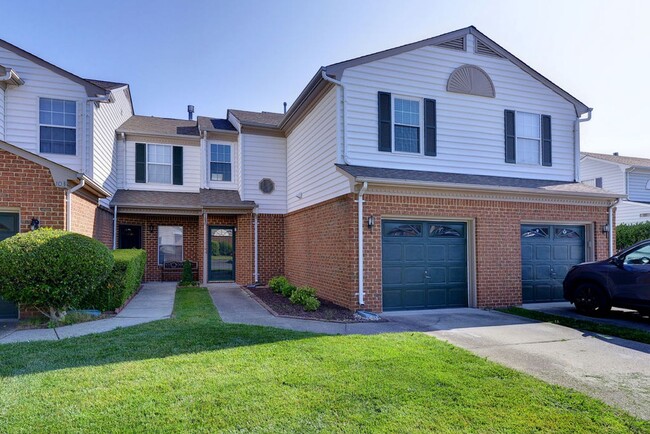 Foto del edificio - Coventry Townhome with Garage