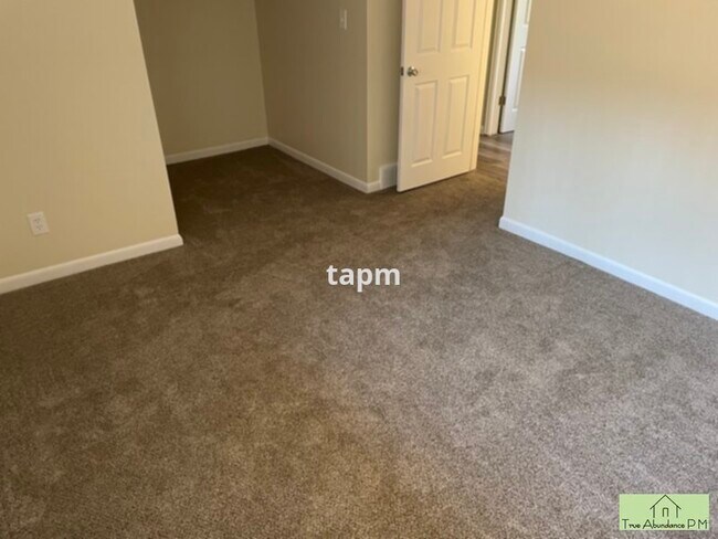 Building Photo - Very Nice &amp; Updated 3 Bedroom Duplex