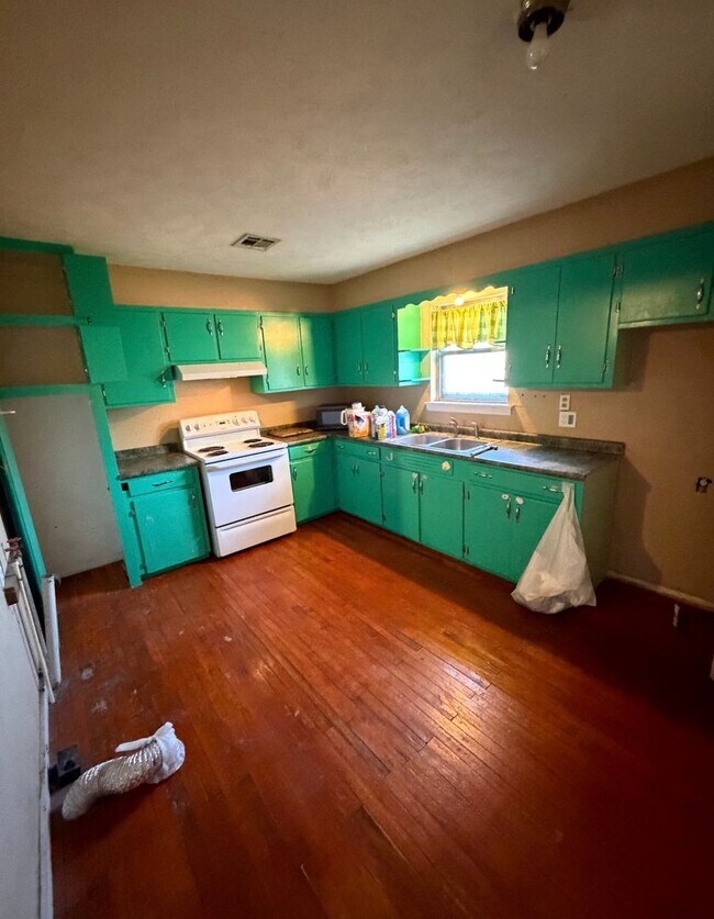 Building Photo - 3 bedroom 1 bath country home