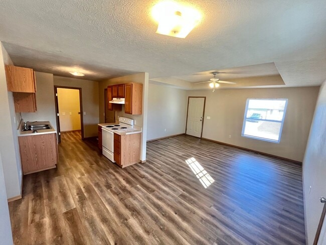 Building Photo - 2 bedroom 2 bath duplex in Clever!