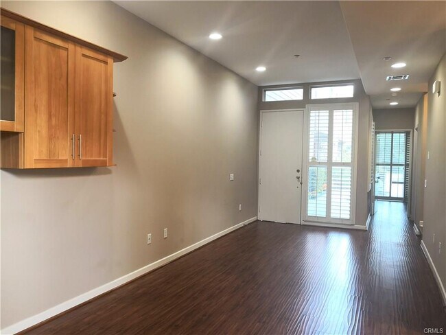 Building Photo - 53 N Oak Ave