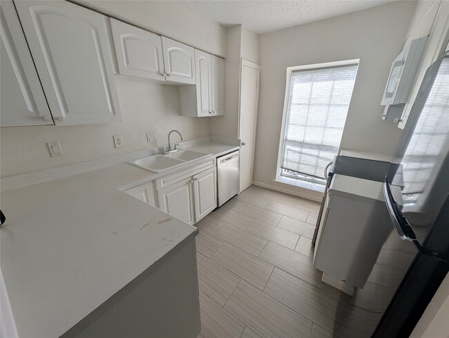 Building Photo - 9017 Rue Cambon St