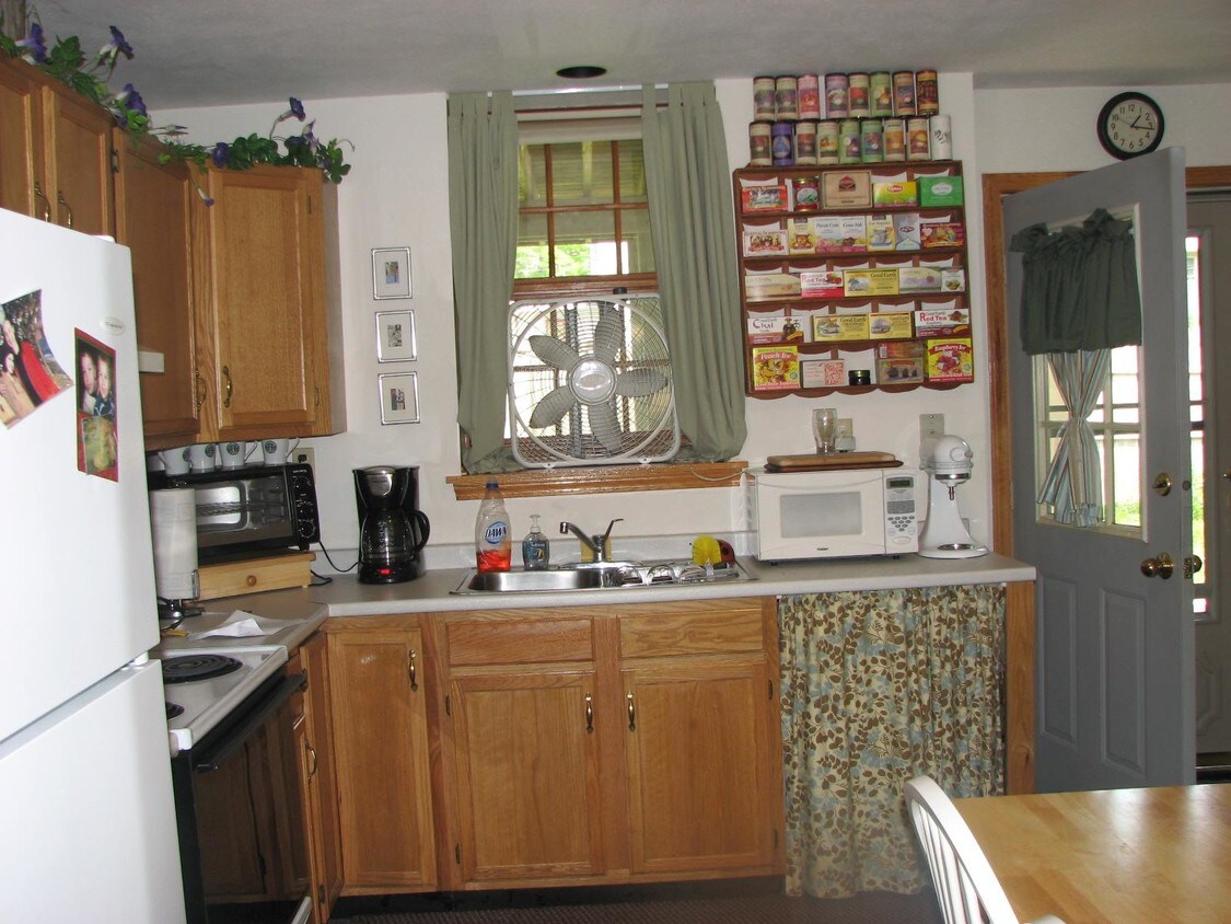 Kitchen Ebtrance - 26B Rochester St