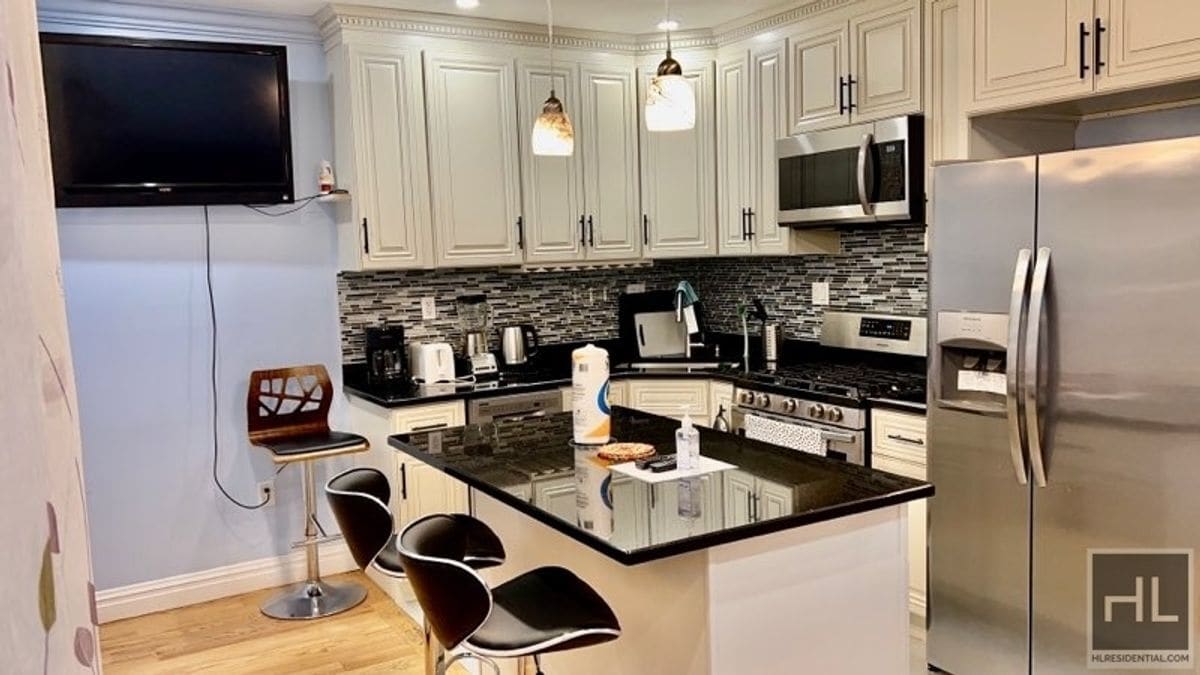 Modern 2 bedroom apartment in Maspeth Room for Rent in Queens, NY